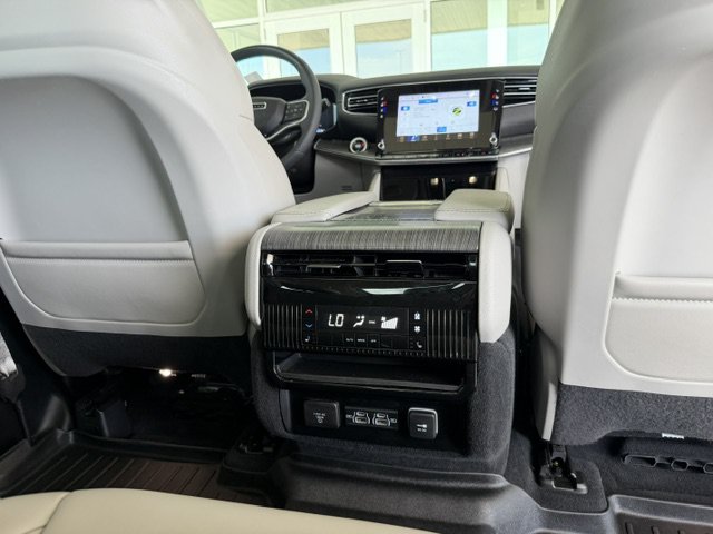 Used 2023 Jeep Wagoneer Series III w/ Premium Group I AWD/4WD image 14