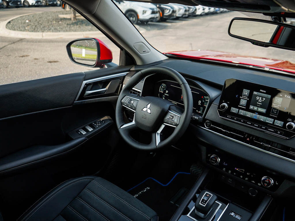 New 2025 Mitsubishi Outlander SE image 14