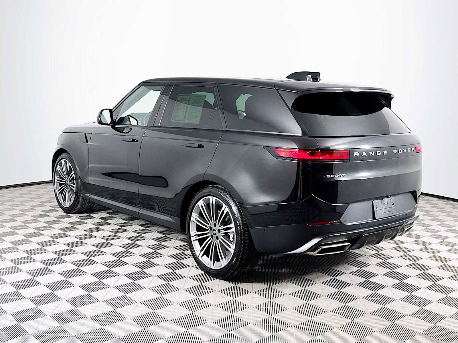 Used 2025 Land Rover Range Rover Sport SE image 7