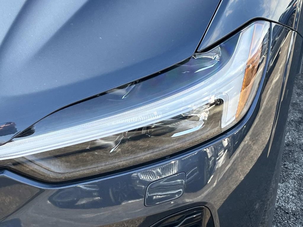 Used 2022 Volvo XC60 B5 R-Design w/ Climate Package image 9