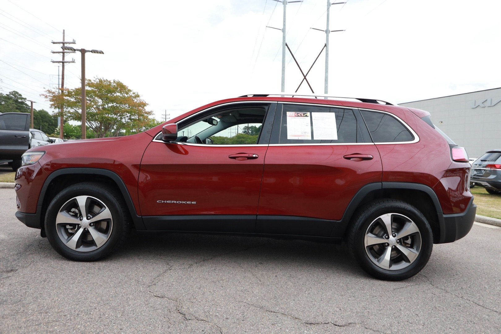 Used 2021 Jeep Cherokee Limited w/ Trailer Tow Group AWD/4WD image 2