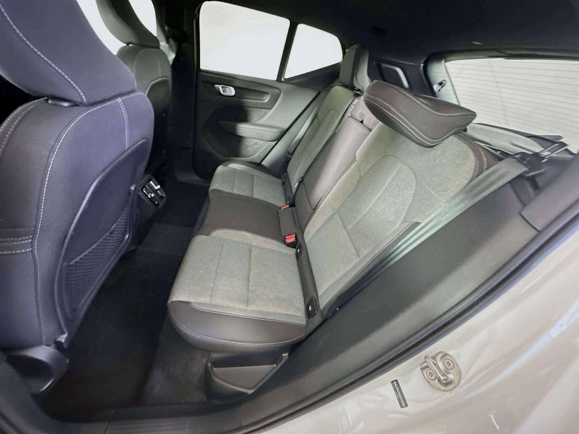 Used 2025 Volvo XC40 B5 Core image 27