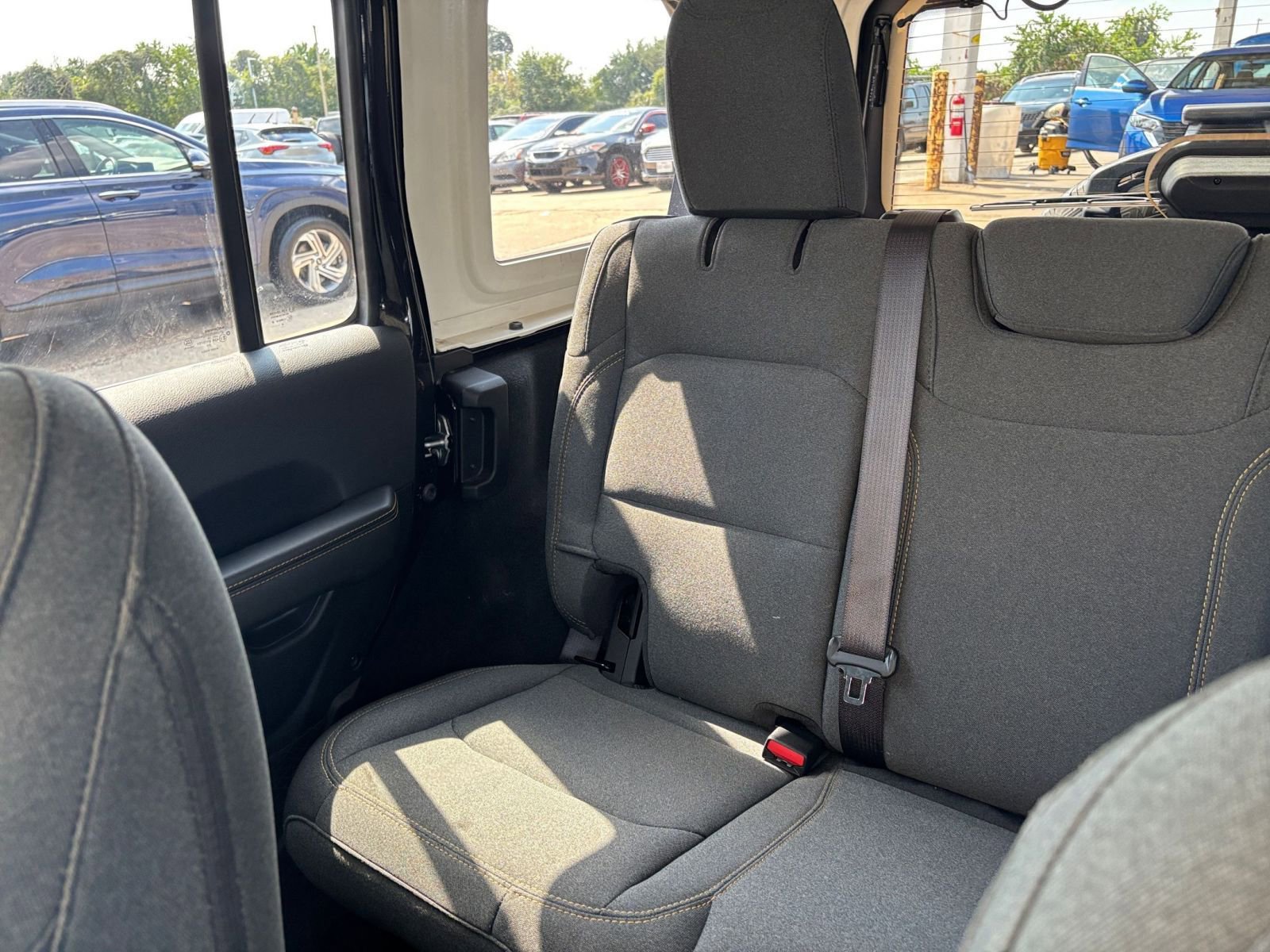 Used 2025 Jeep Wrangler Sahara image 37