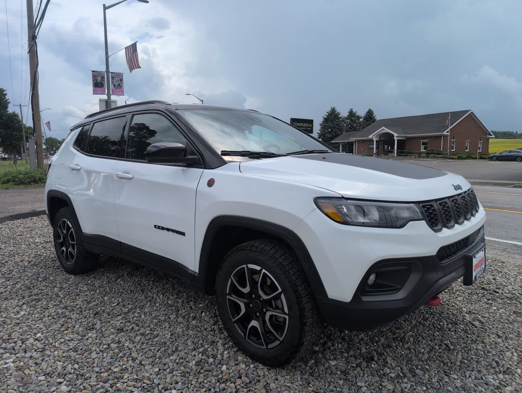 Used 2025 Jeep Compass Trailhawk AWD/4WD image 1