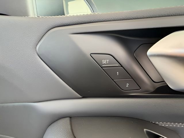 Used 2026 BMW X7 xDrive40i w/ Premium Package image 34