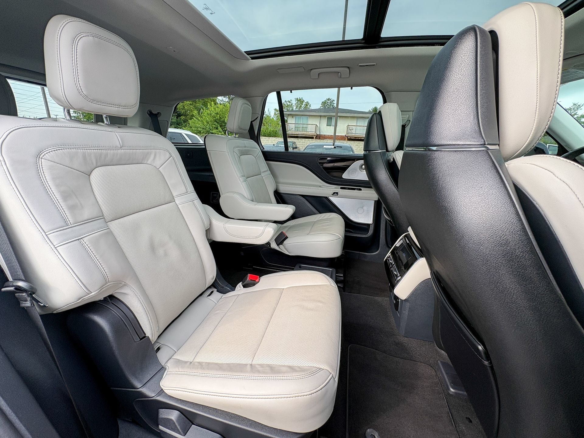 Used 2025 Lincoln Aviator Reserve w/ Luxury Package RWD image 32