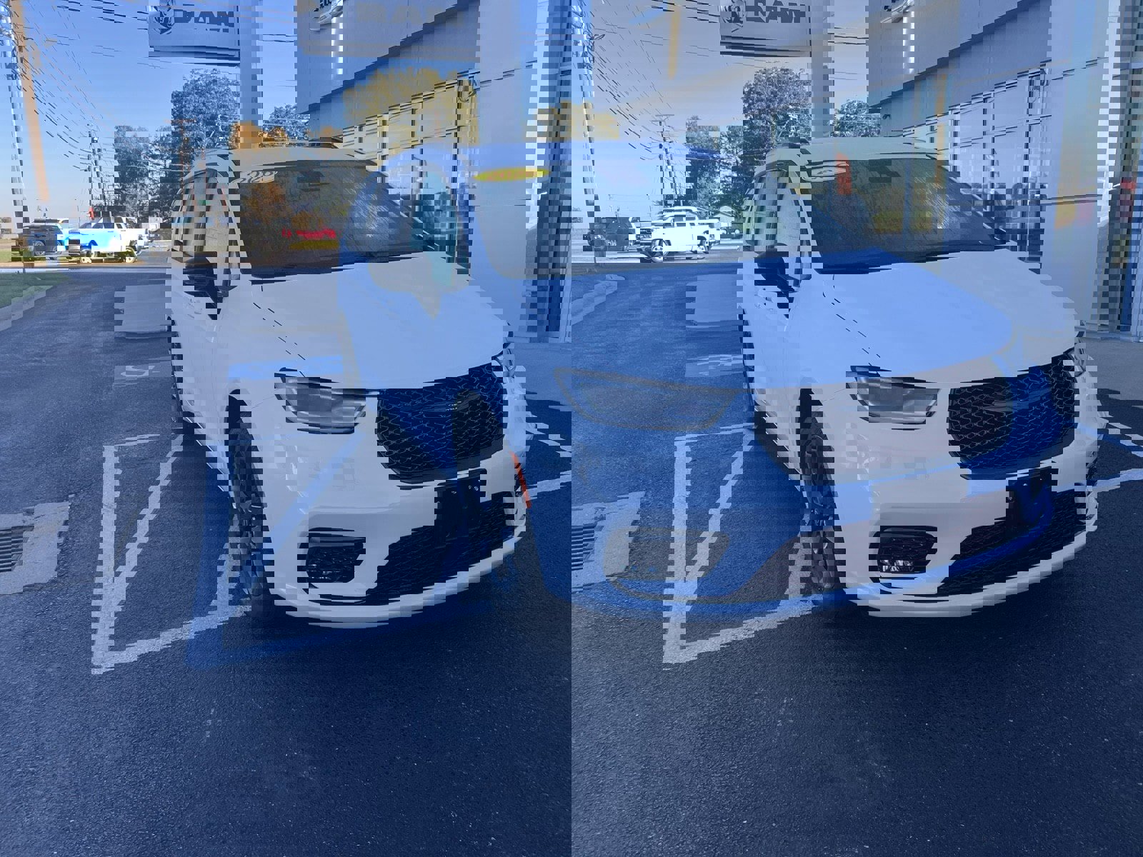 New 2026 Chrysler Pacifica Select w/ S Appearance Package image 4