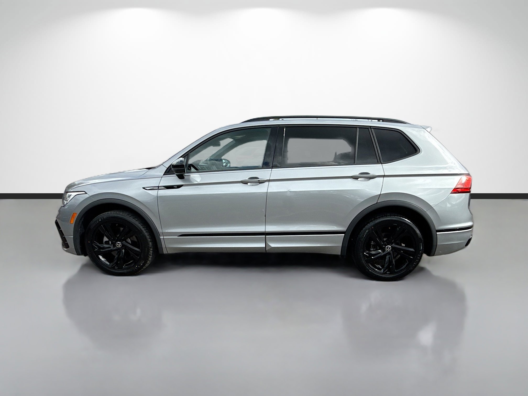 Used 2023 Volkswagen Tiguan SE R-Line image 6