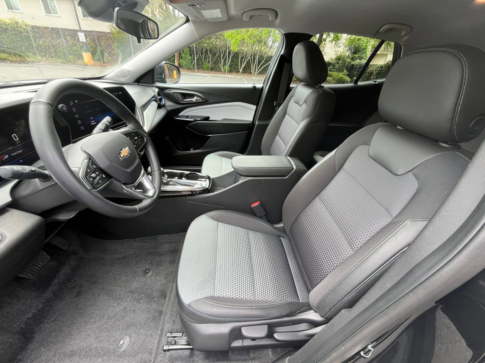 Used 2025 Chevrolet Trax LT w/ LT Convenience Package FWD image 25