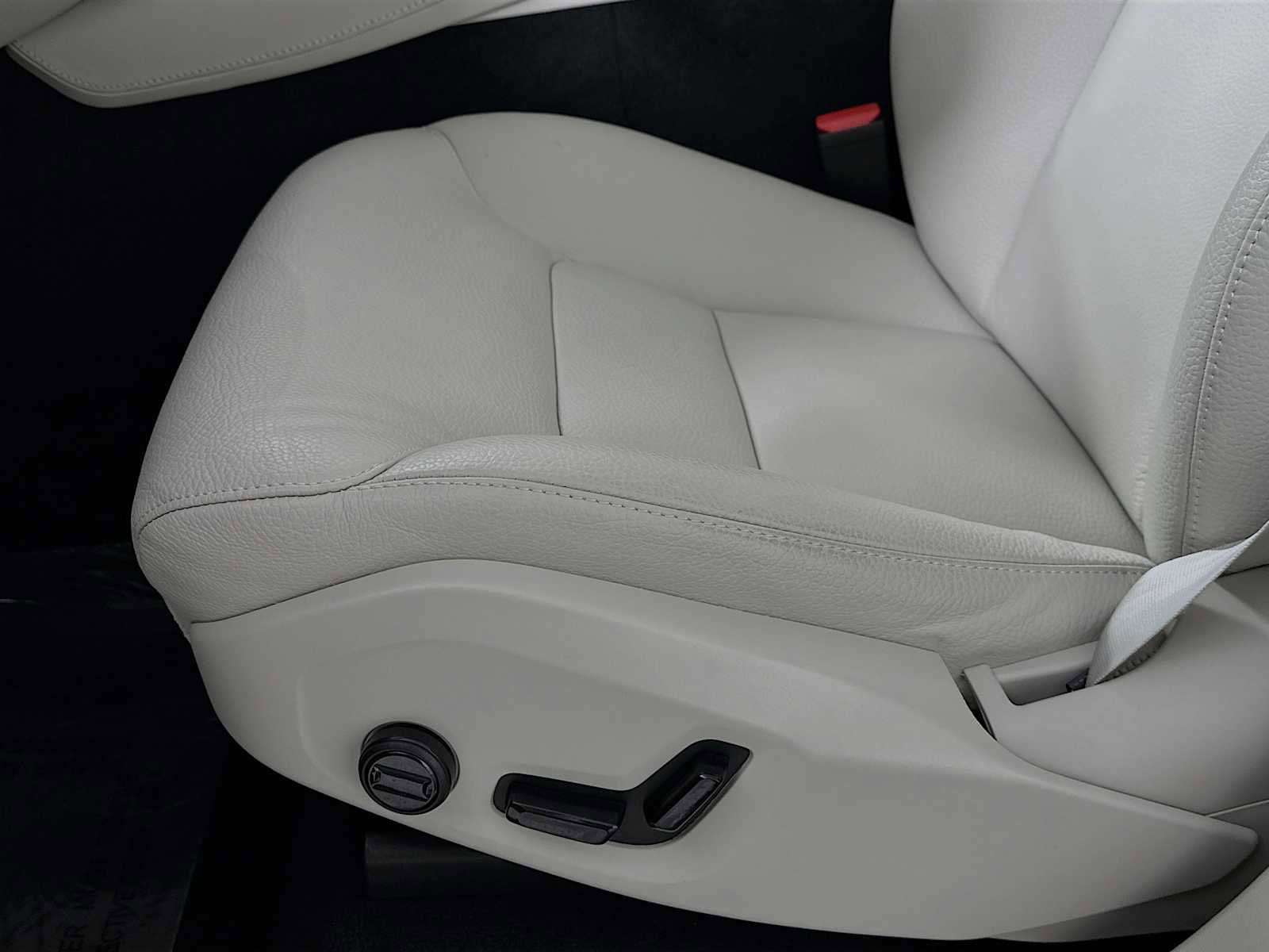 Certified 2025 Volvo XC90 B6 Plus image 18