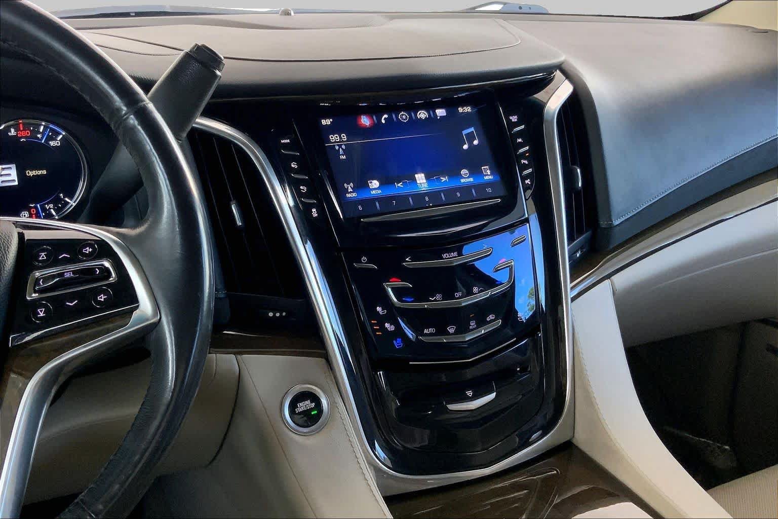 Used 2018 Cadillac Escalade Luxury AWD/4WD image 7