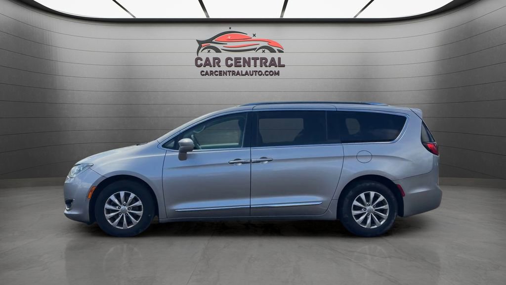 Used 2019 Chrysler Pacifica Touring-L FWD image 2