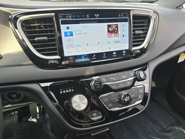 Used 2025 Chrysler Voyager LX image 33