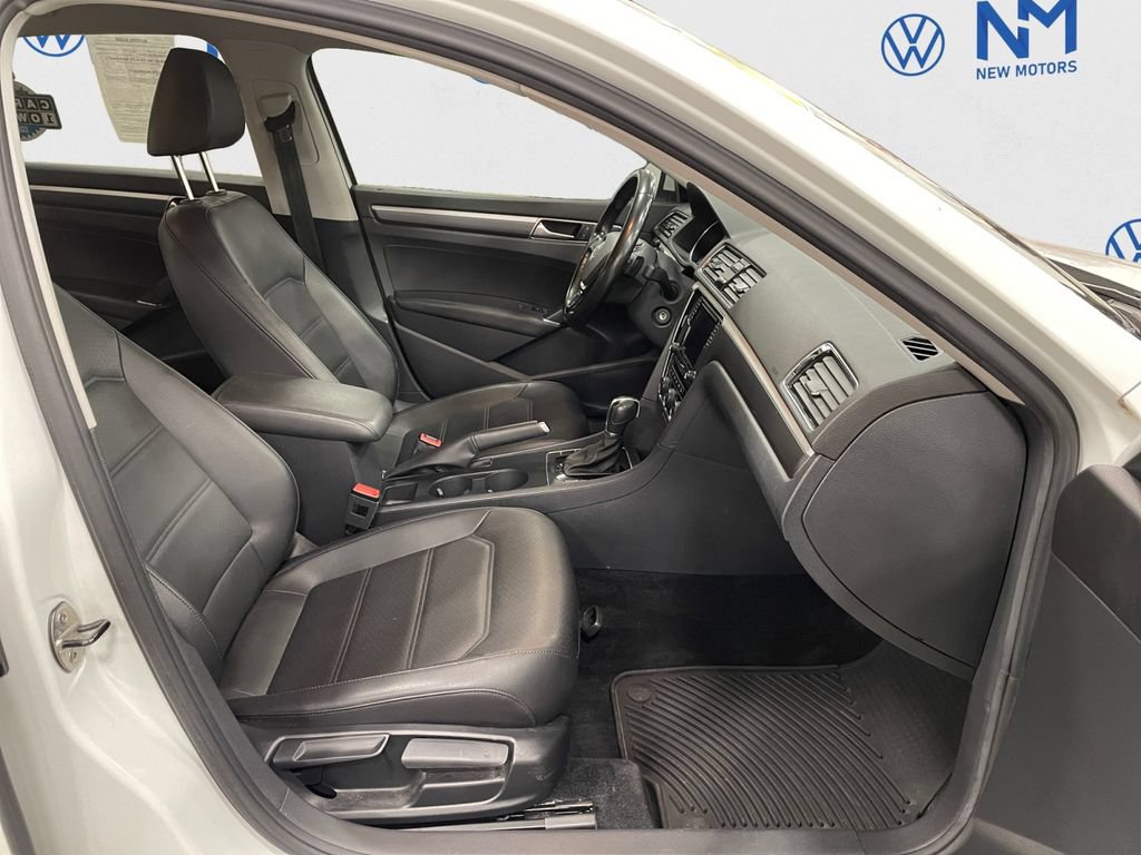 Used 2018 Volkswagen Passat 2.0T R-Line FWD image 15