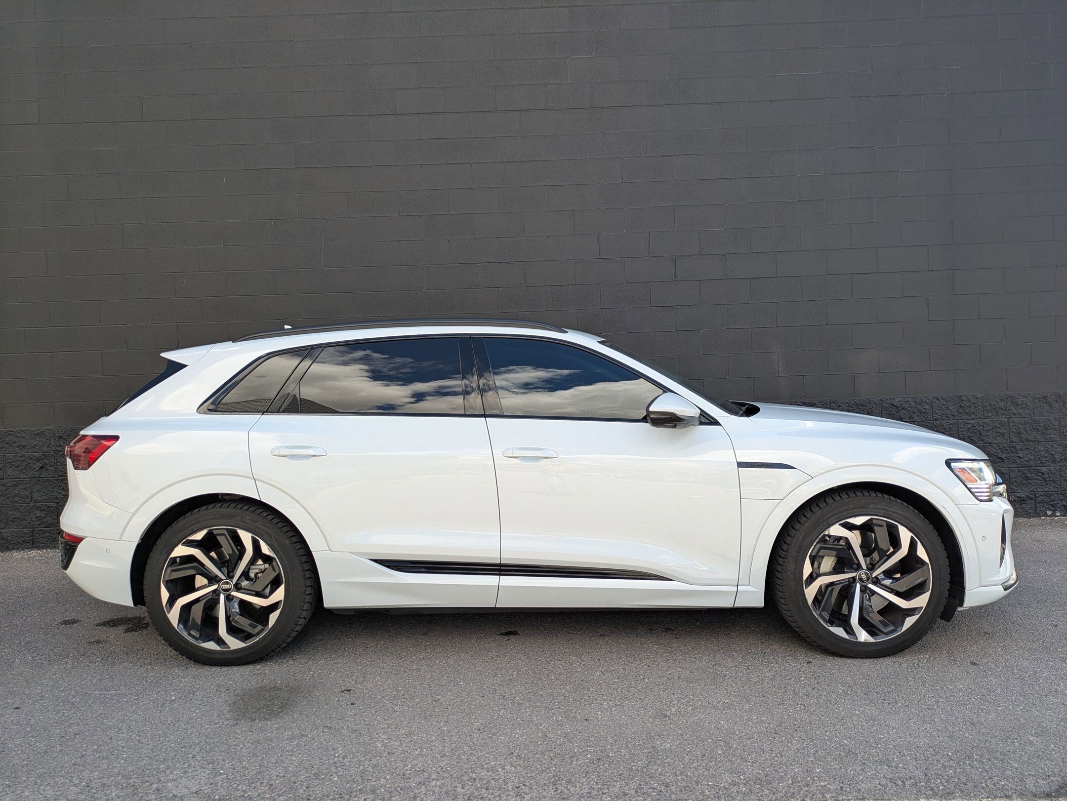 Used 2024 Audi Q8 e-tron Prestige w/ Prestige Package image 4