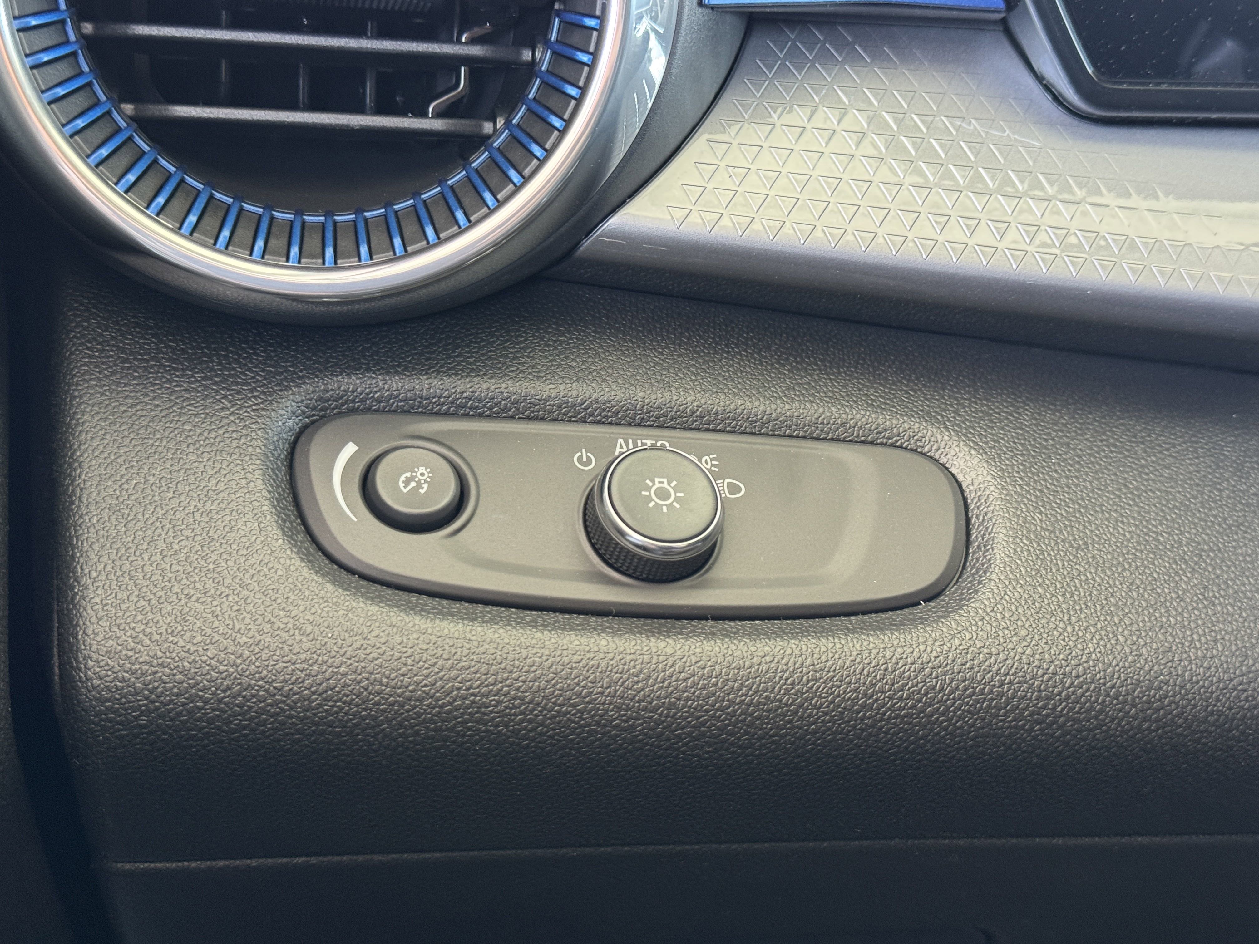 New 2025 Chevrolet Trax LT w/ Driver Confidence Package image 24