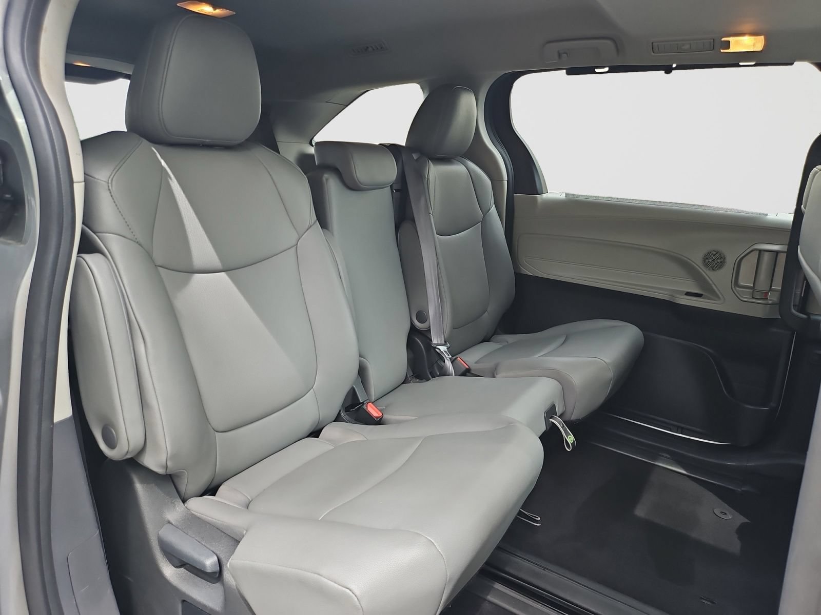 Used 2024 Toyota Sienna XLE FWD image 45