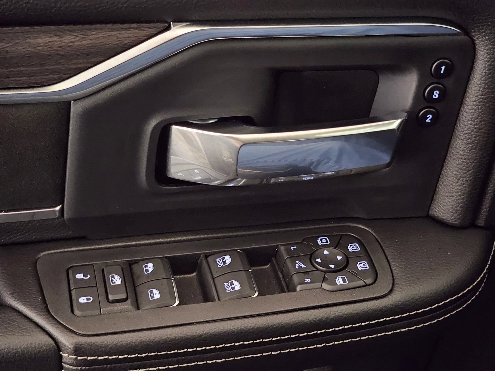 New 2026 RAM 3500 Laramie AWD/4WD image 21