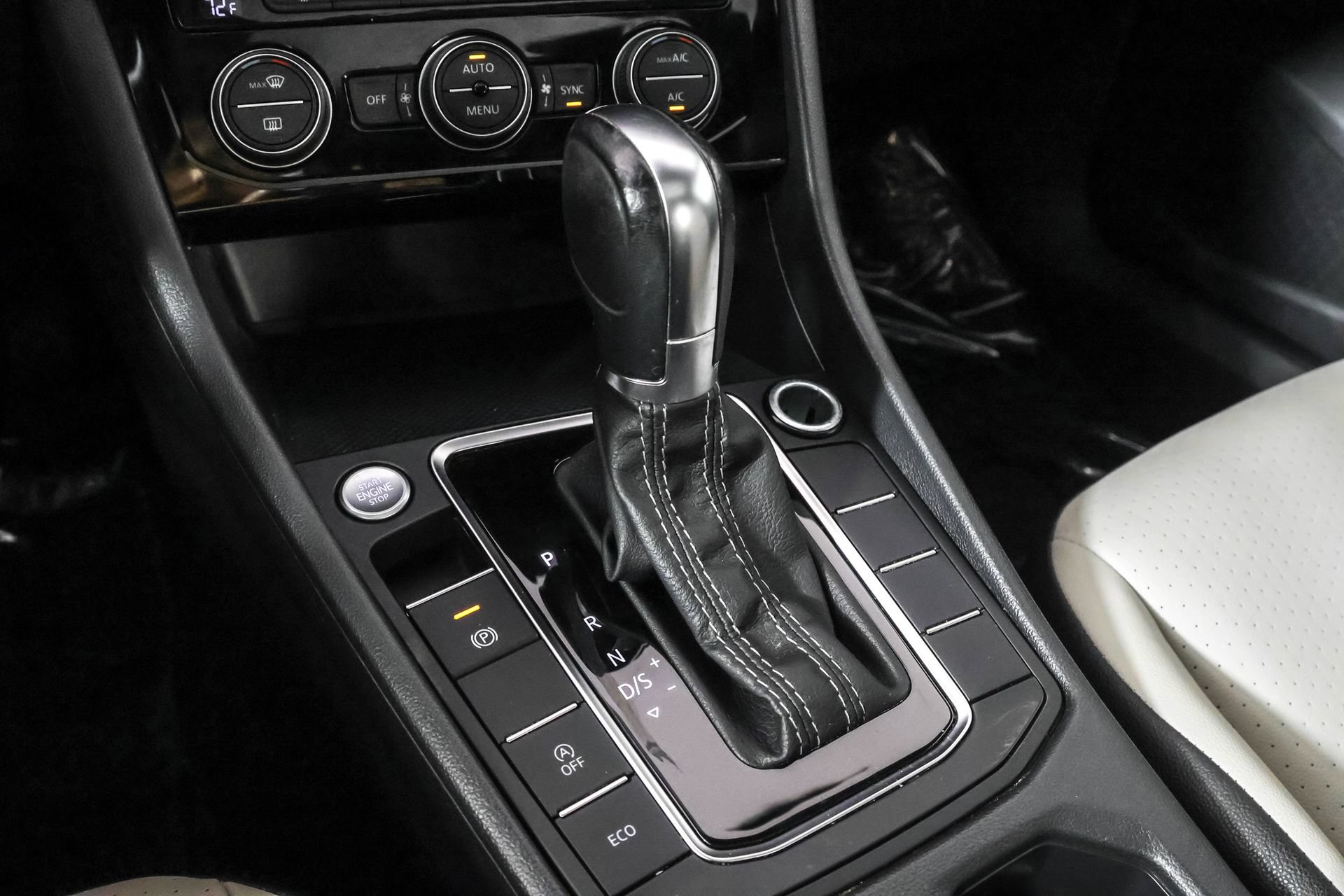 Used 2019 Volkswagen Jetta R-Line w/ R-Line Cold Weather Package FWD image 32