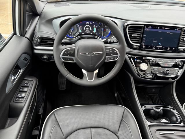 Used 2026 Chrysler Pacifica Limited FWD image 23