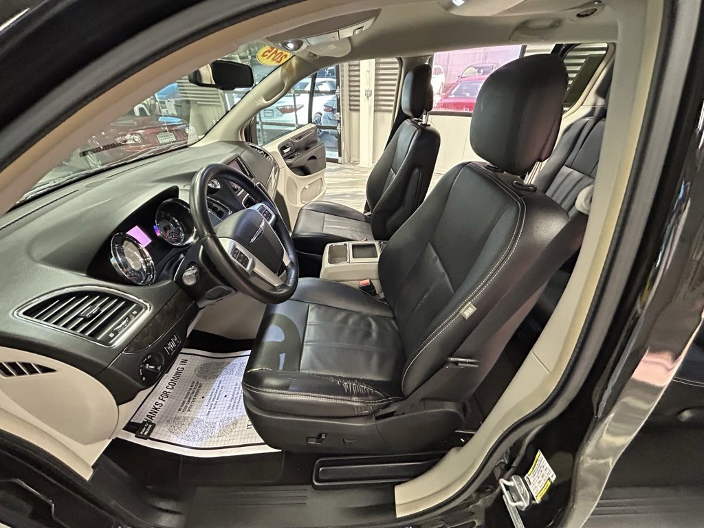 Used 2015 Chrysler Town & Country Touring image 48