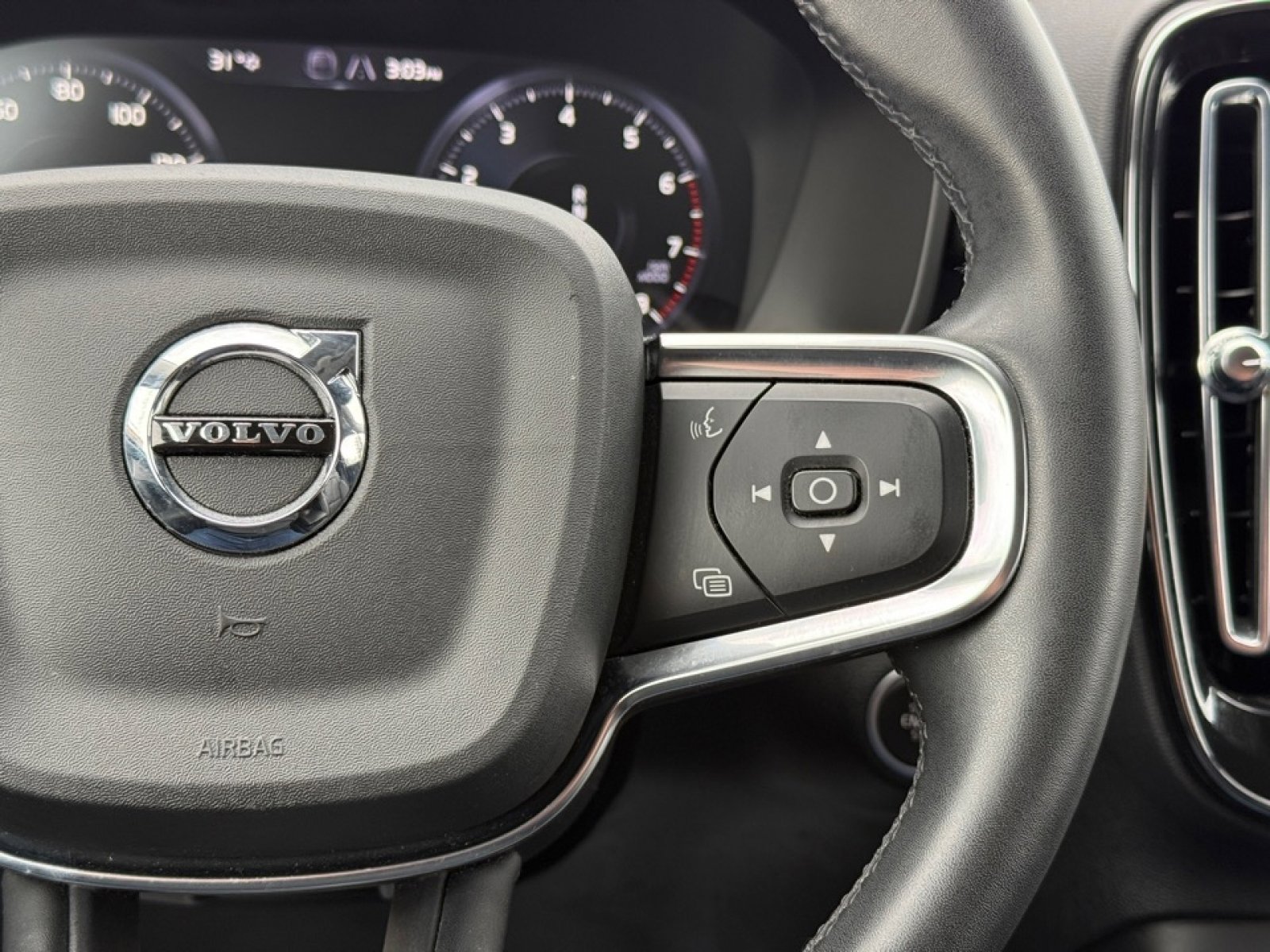 Used 2022 Volvo XC40 T5 Momentum image 30