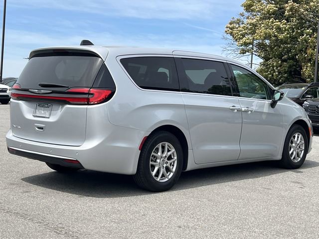 Used 2024 Chrysler Pacifica Touring-L image 38