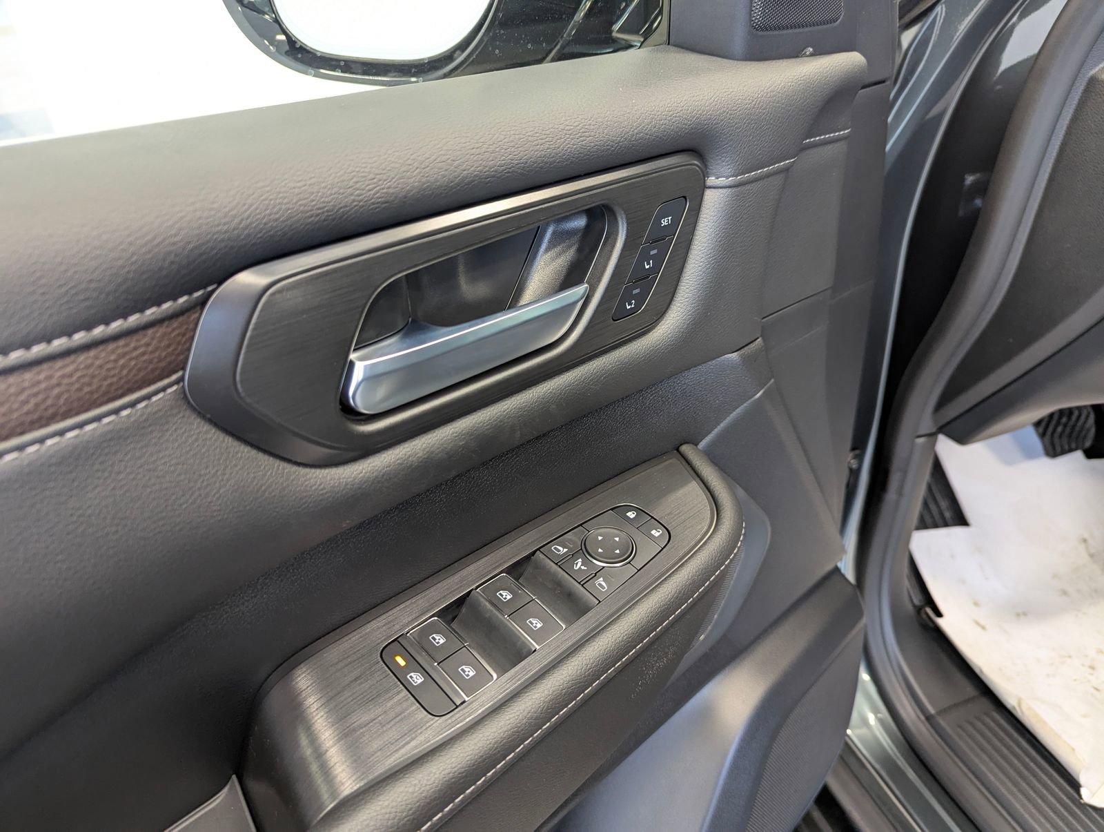 New 2025 Nissan Armada SL w/ Captain's Chari Seat Package image 8