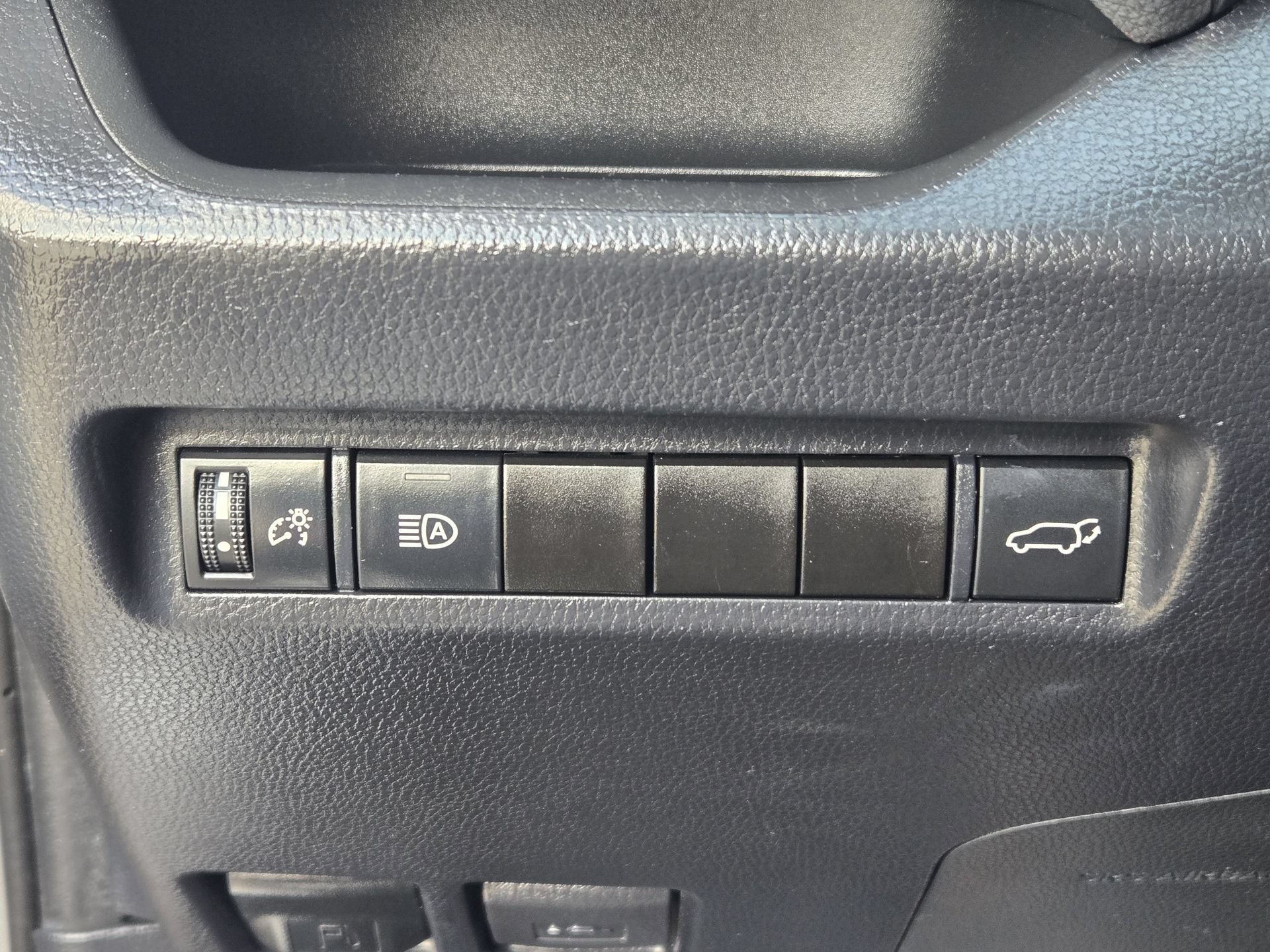 Used 2020 Toyota RAV4 XLE Premium FWD image 20