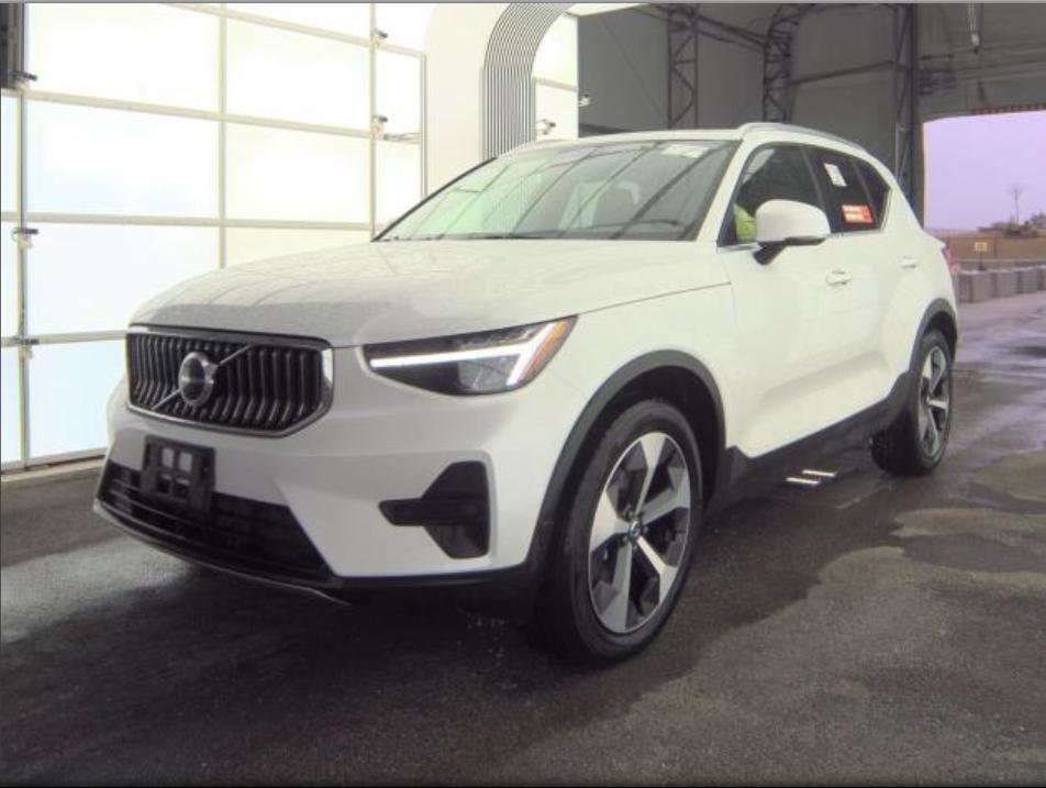 Used 2025 Volvo XC40 B5 Core image 1