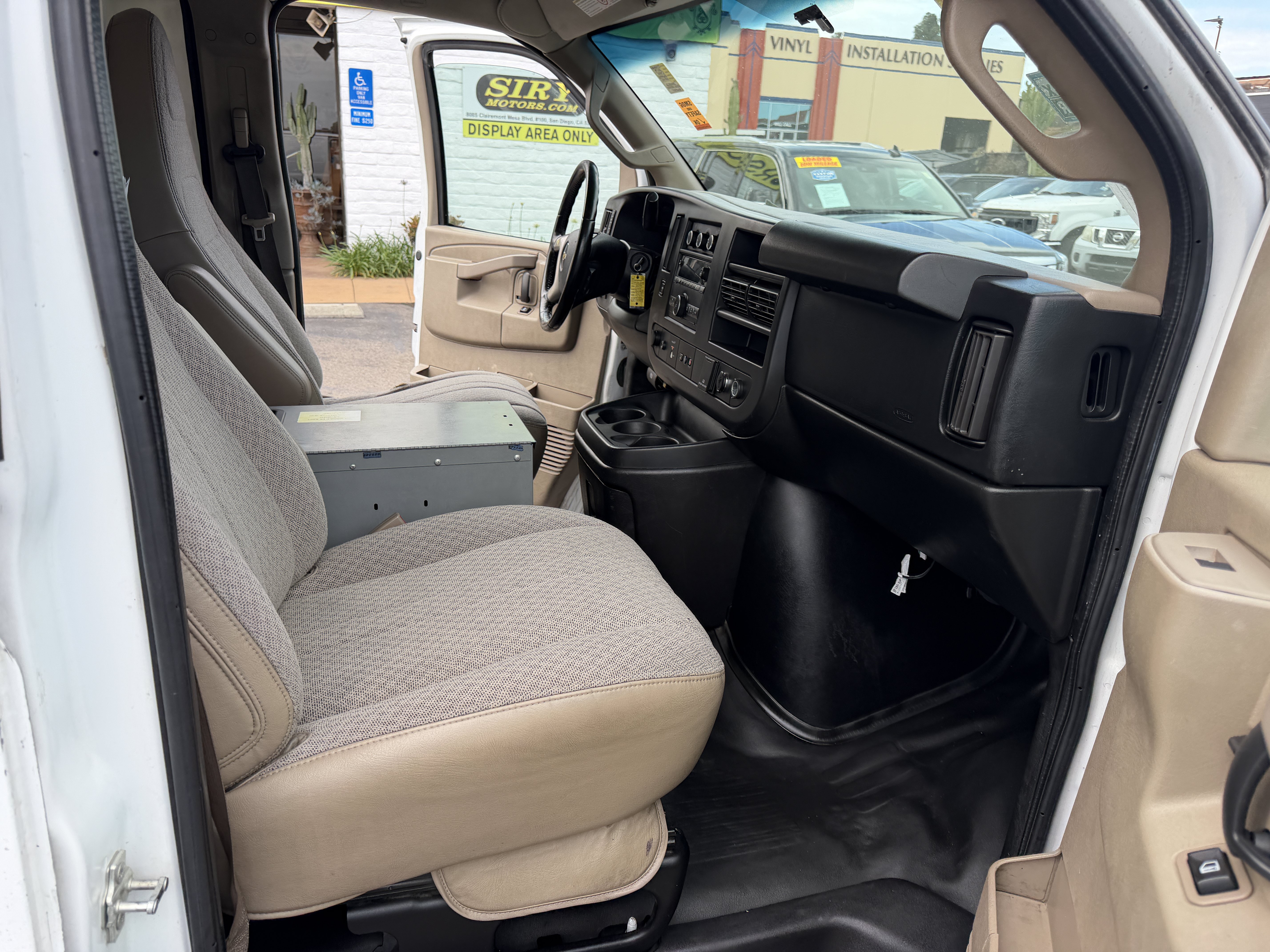 Used 2017 Chevrolet Express 3500 Extended RWD image 13