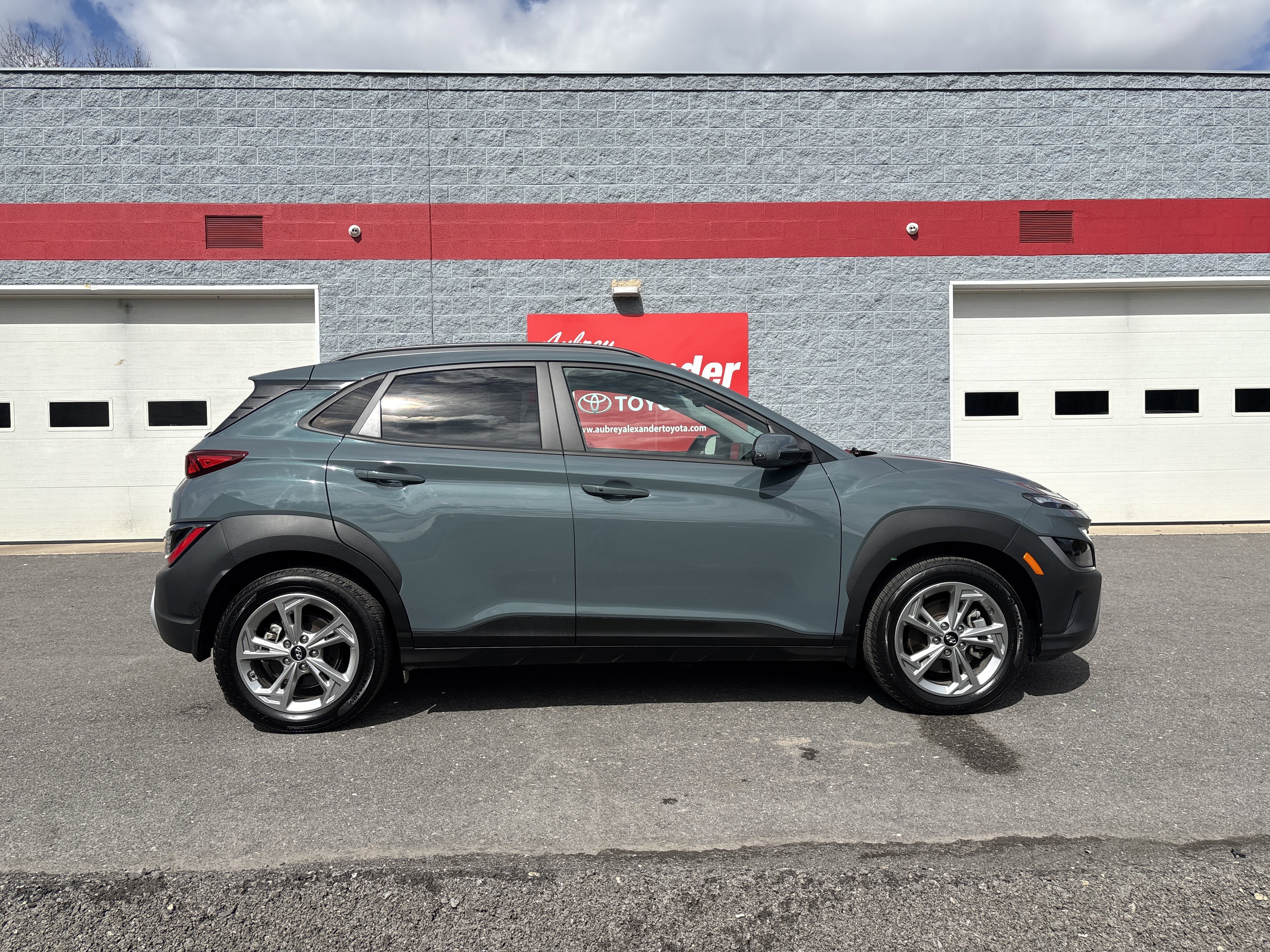 Used 2022 Hyundai Kona SEL image 2