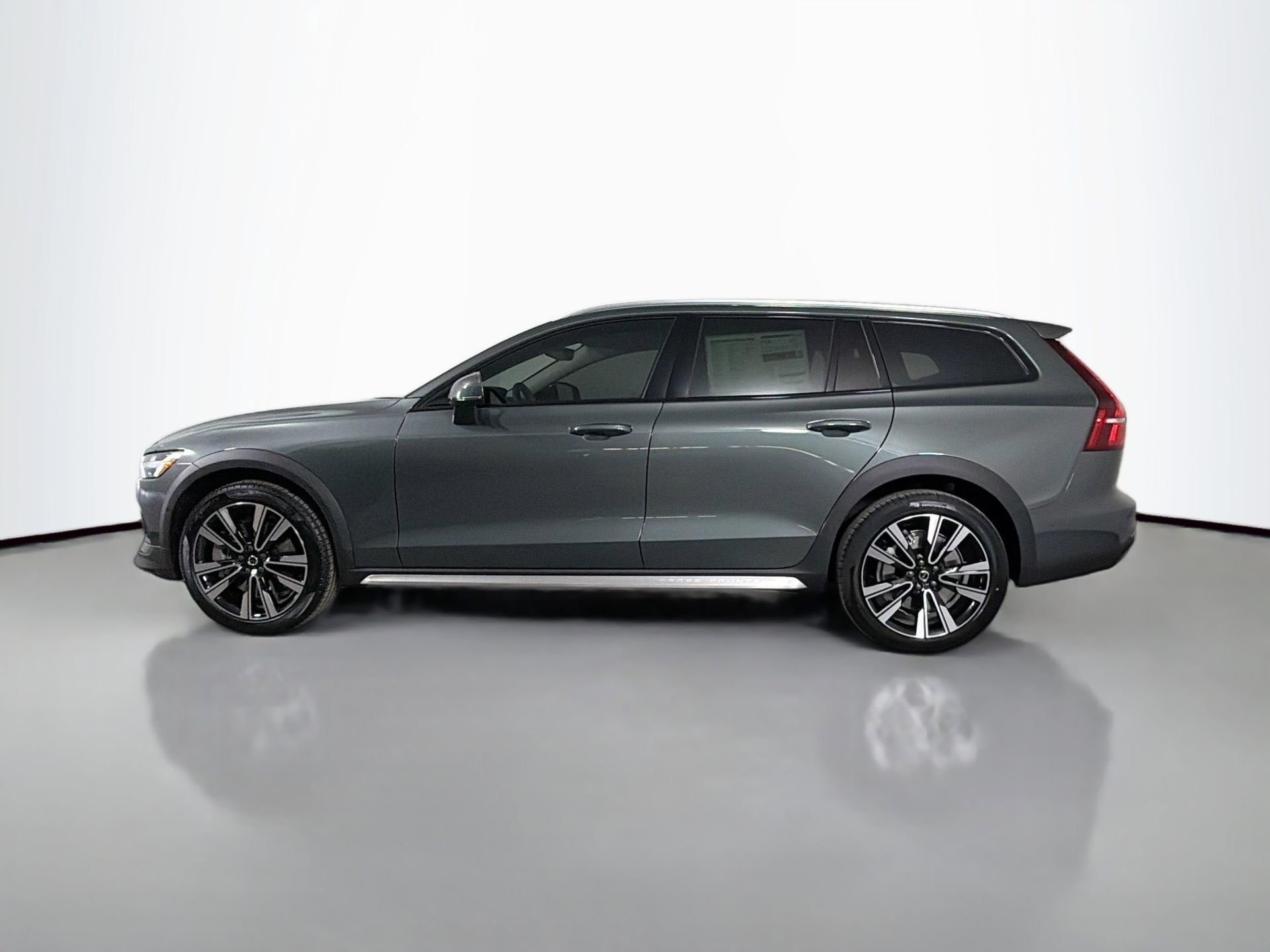 New 2026 Volvo V60 B5 Cross Country Ultra w/ Protection Package Premier image 8