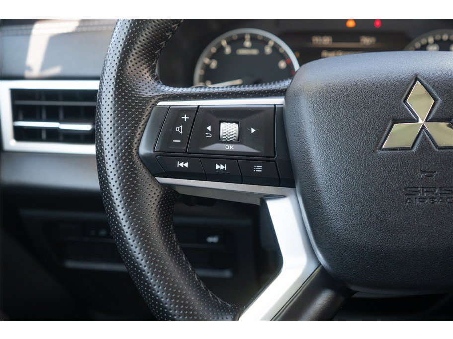 Used 2025 Mitsubishi Outlander AWD image 9