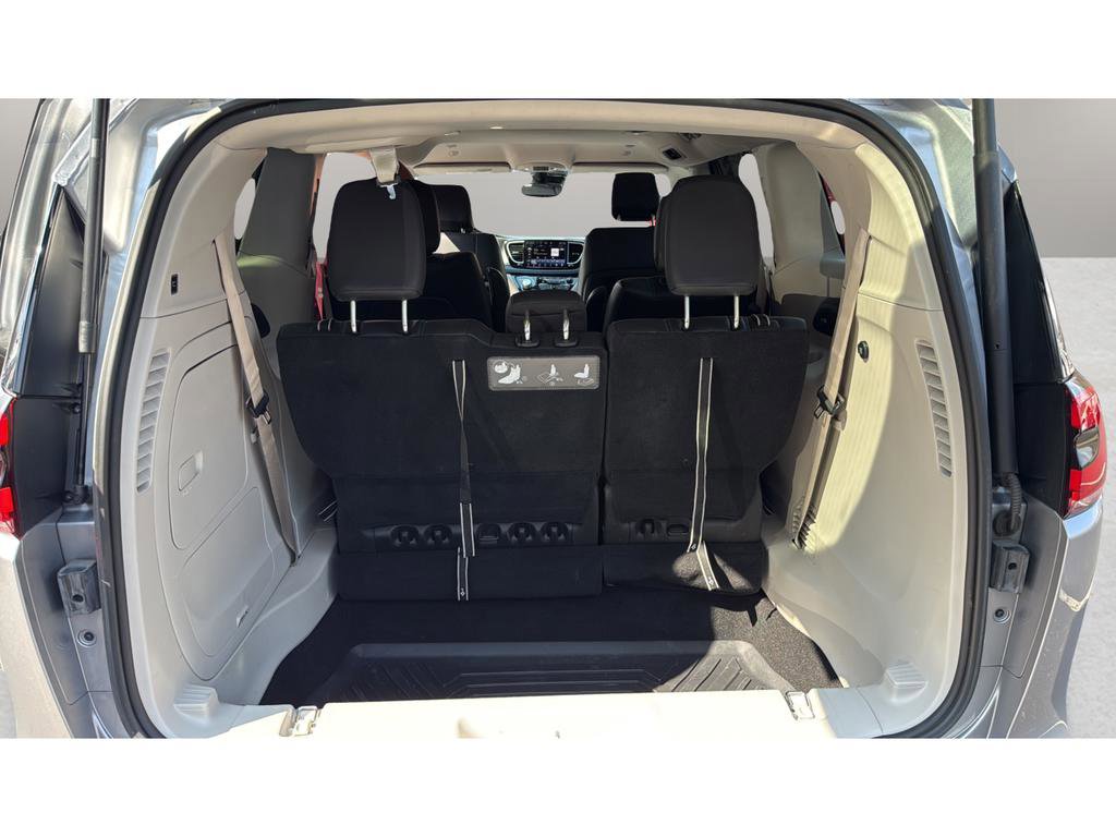 Used 2021 Chrysler Pacifica Touring-L image 18