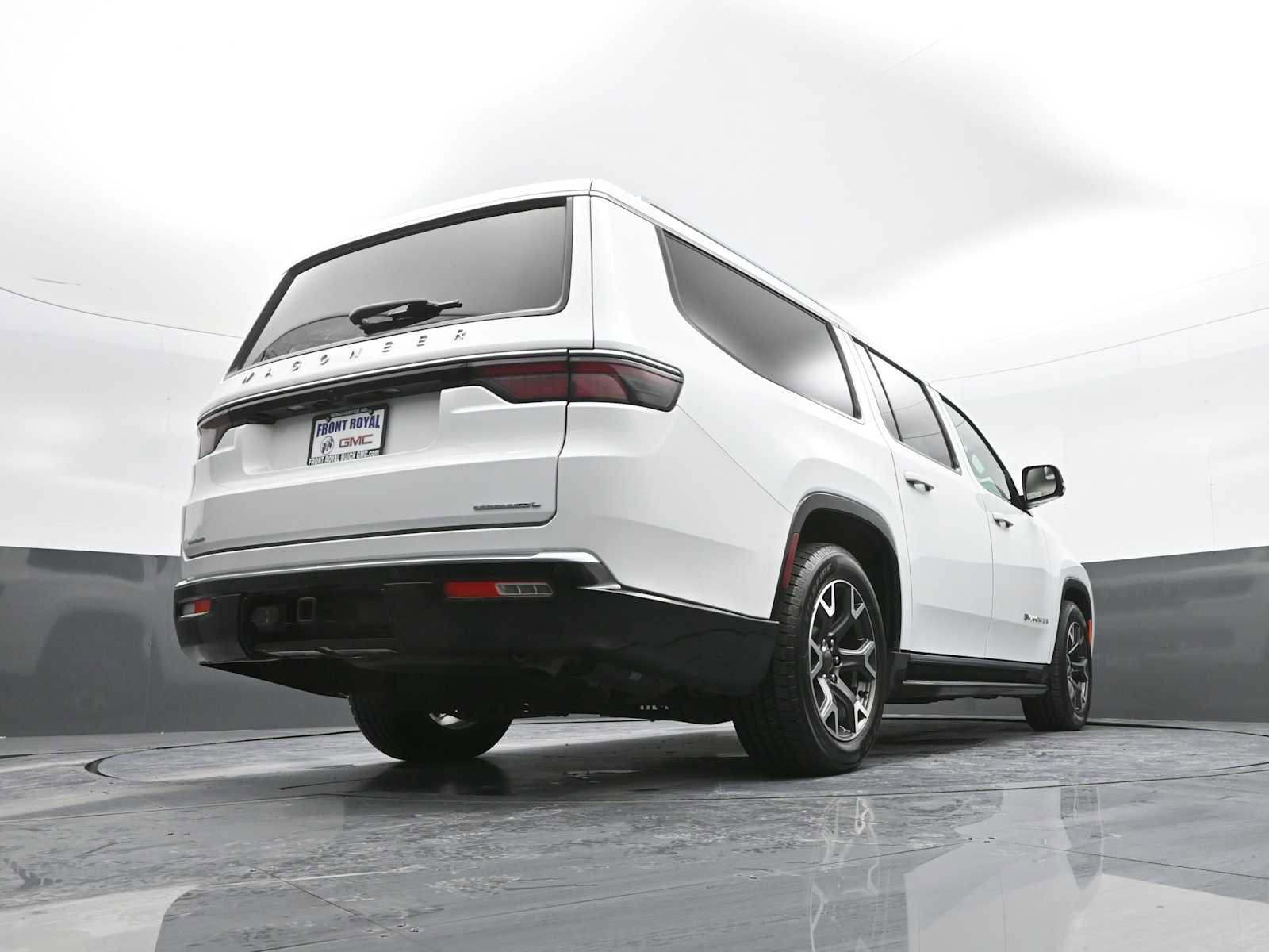 Used 2023 Jeep Wagoneer L Series III w/ Preferred Equipment Group image 42