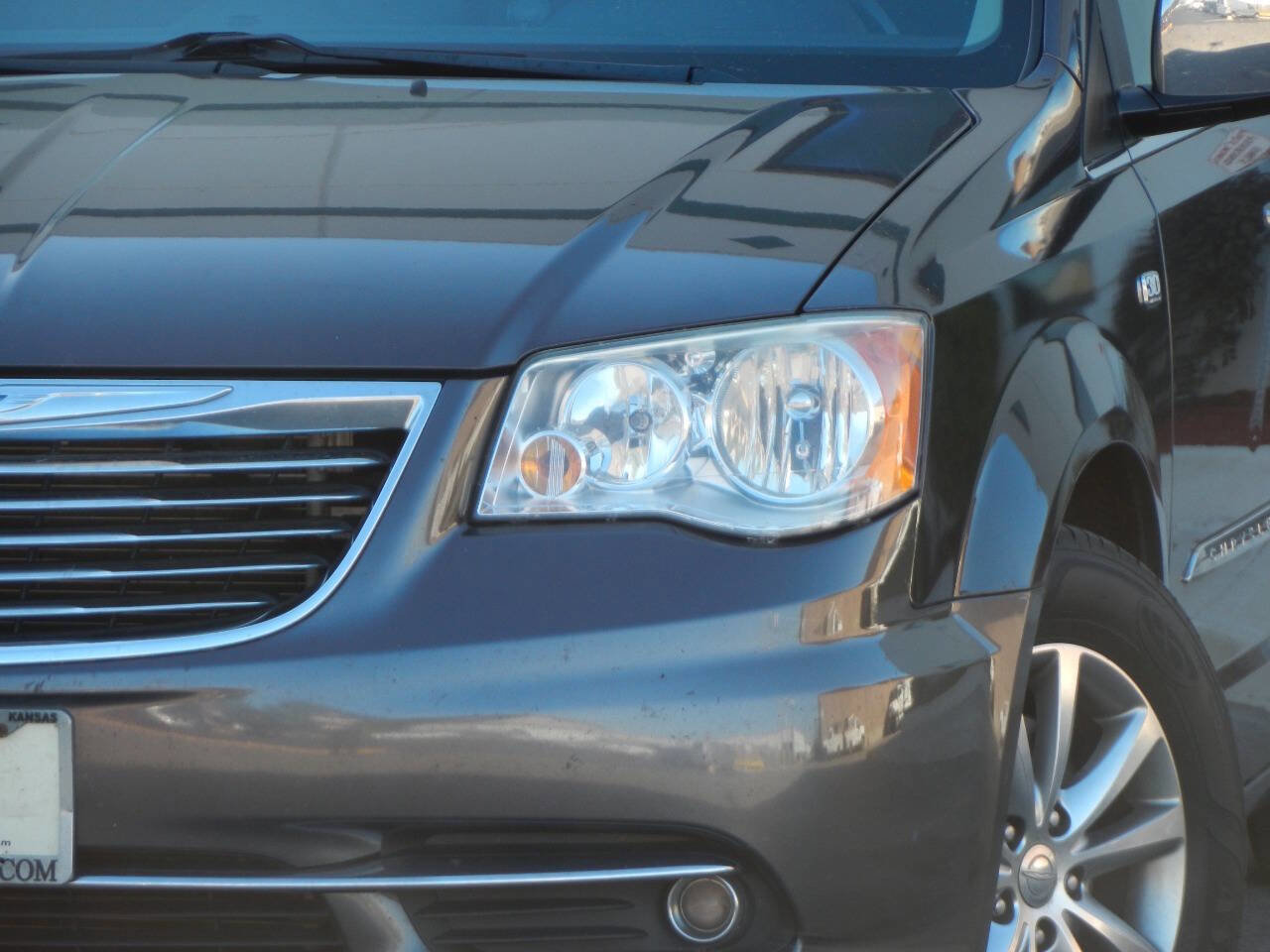 Used 2014 Chrysler Town & Country Touring-L image 4