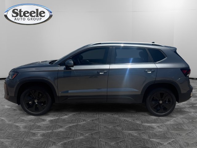 New 2026 Volkswagen Taos SE FWD image 2