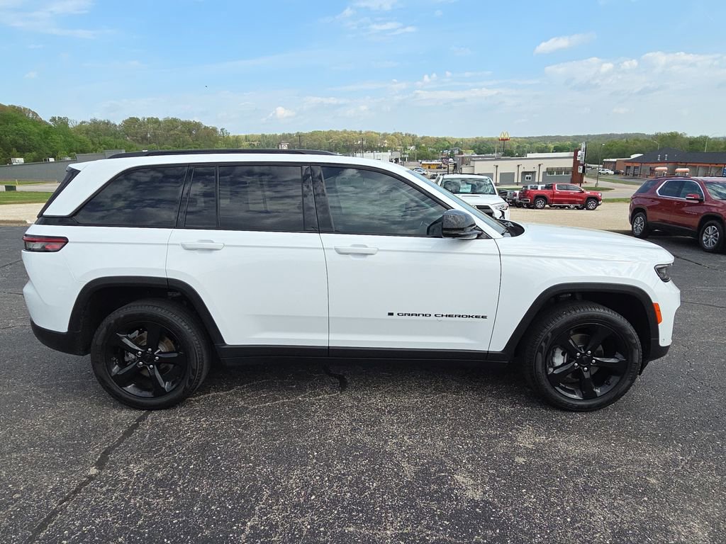 Used 2024 Jeep Grand Cherokee Limited w/ Luxury Tech Group II image 9