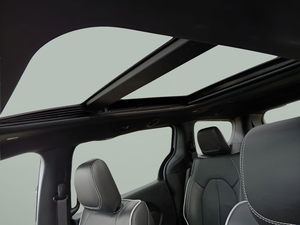 Used 2024 Chrysler Pacifica Premium image 15