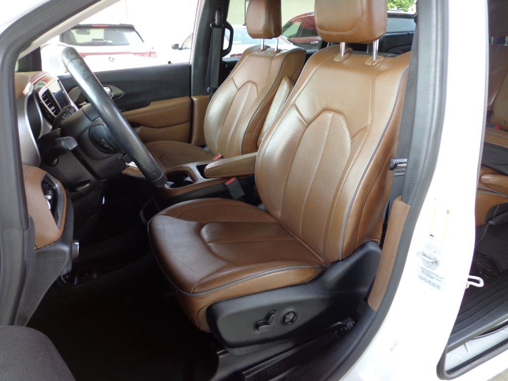 Used 2017 Chrysler Pacifica Limited w/ UConnect Theater Package FWD image 15