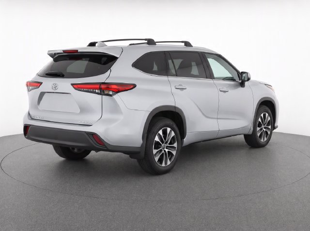 Used 2023 Toyota Highlander XLE AWD/4WD image 4
