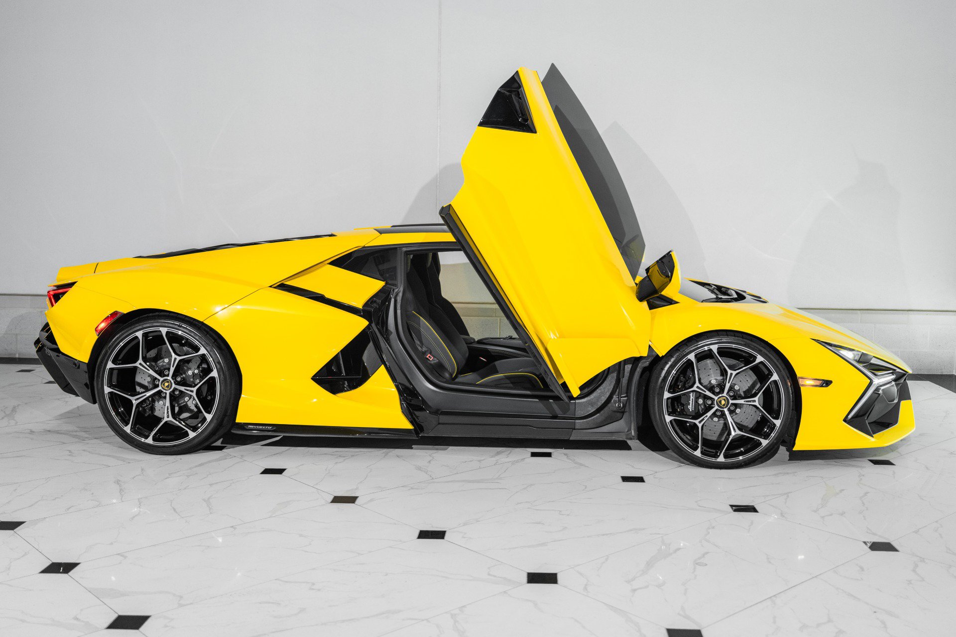 Used 2024 Lamborghini Revuelto image 20
