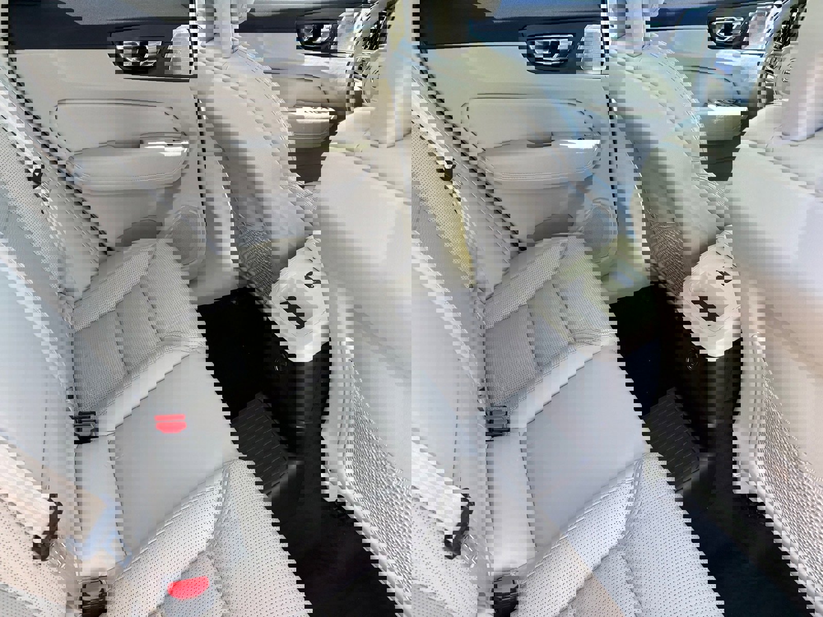 Used 2018 Volvo XC60 T8 Inscription image 28