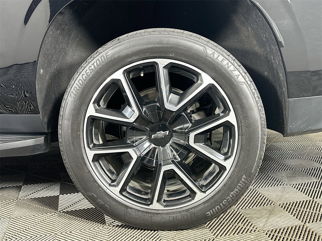 Used 2021 Chevrolet Suburban RST w/ Luxury Package image 35