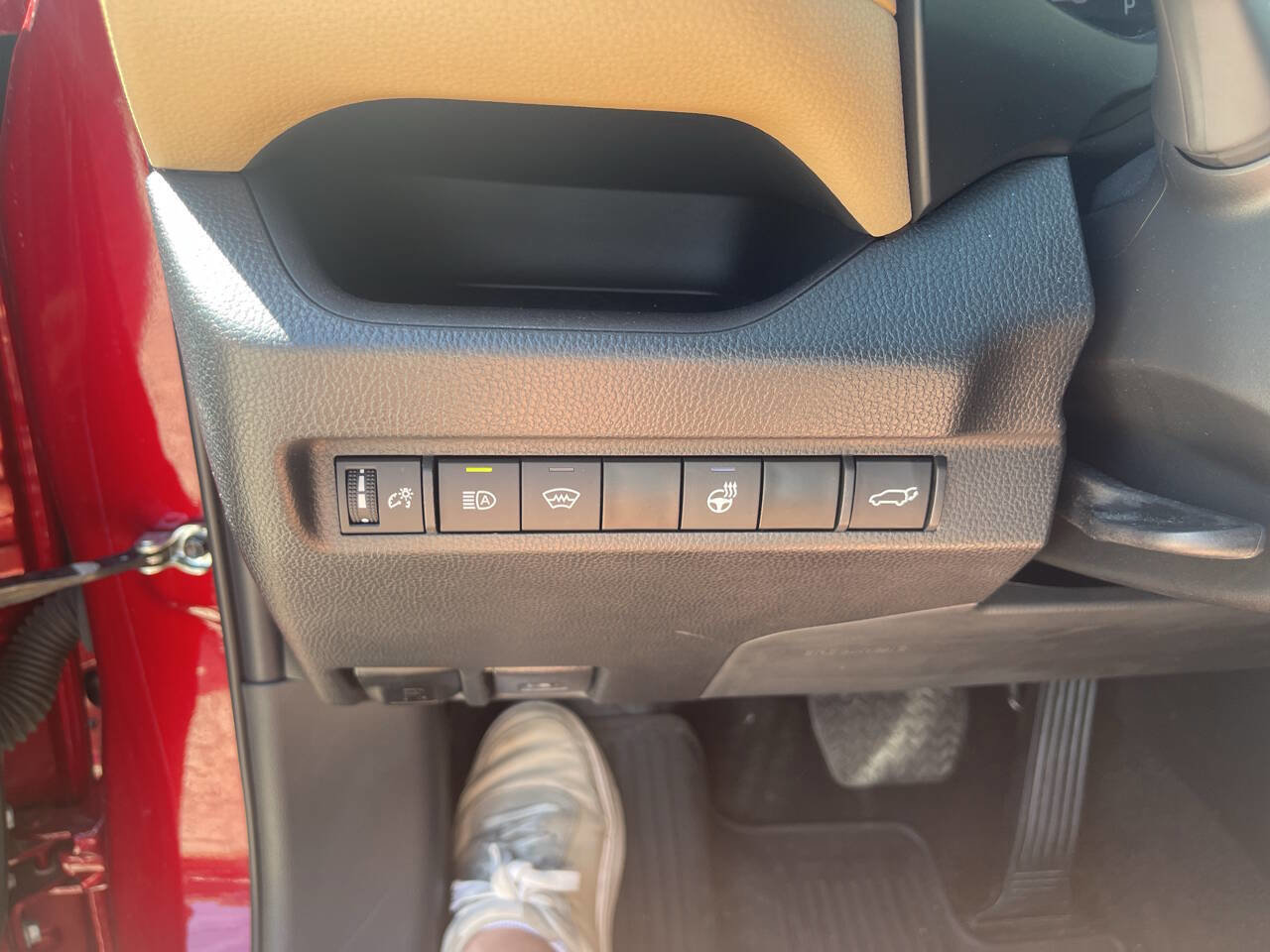 Used 2023 Toyota RAV4 XLE Premium image 30