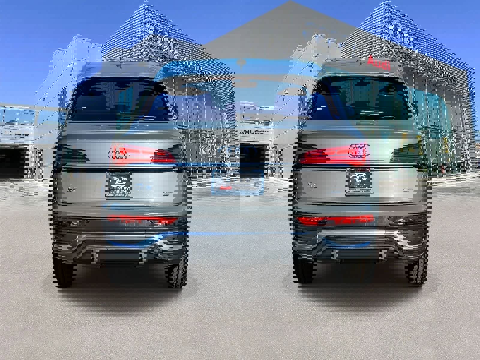 Used 2023 Audi Q5 2.0T Prestige w/ Prestige Package image 3