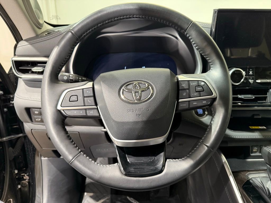 Used 2023 Toyota Highlander Limited AWD/4WD image 25
