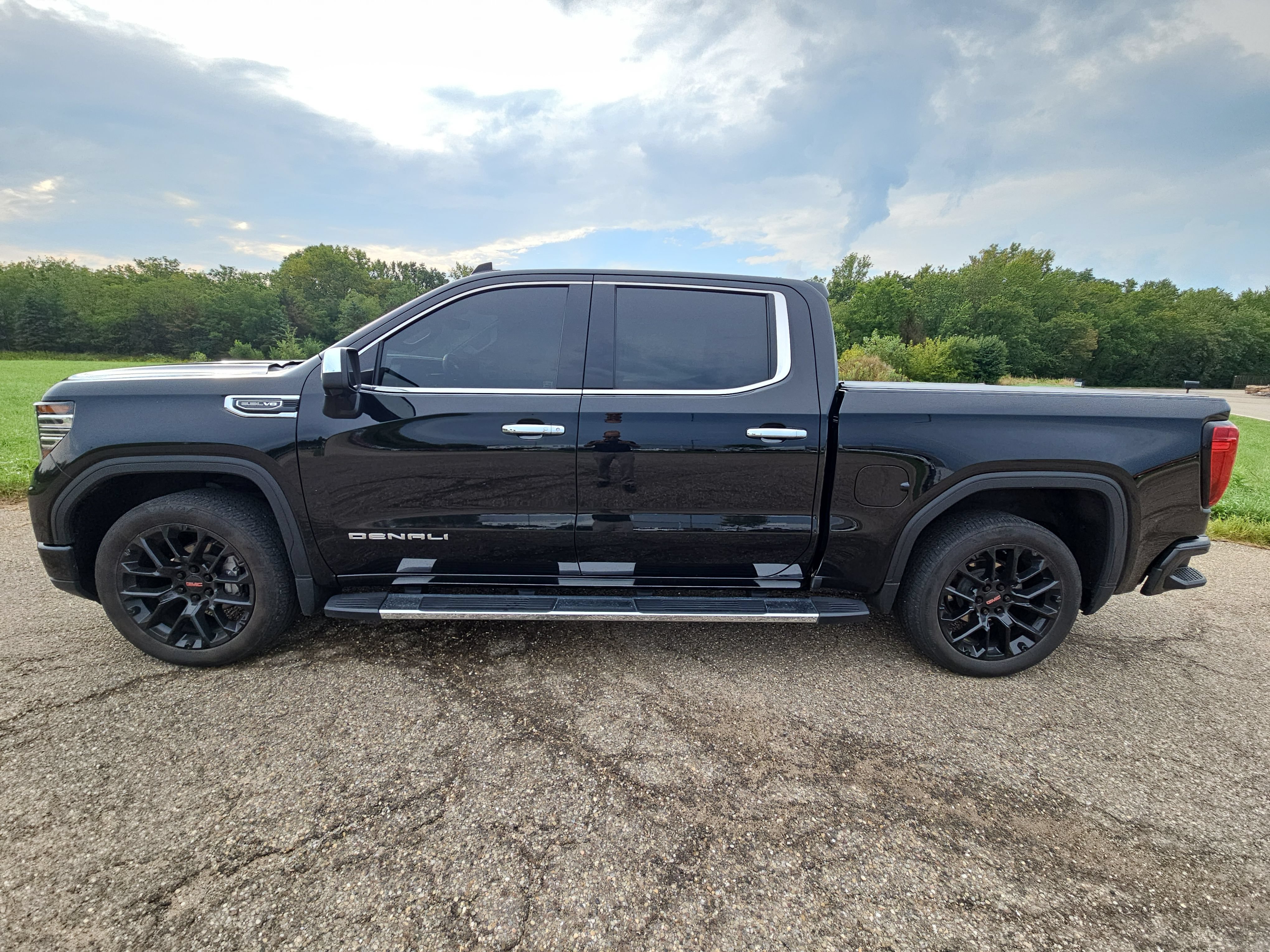 Used 2024 GMC Sierra 1500 Denali w/ Technology Package AWD/4WD image 8