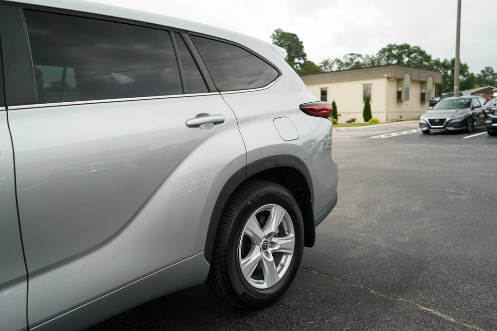 Used 2023 Toyota Highlander LE AWD/4WD image 22